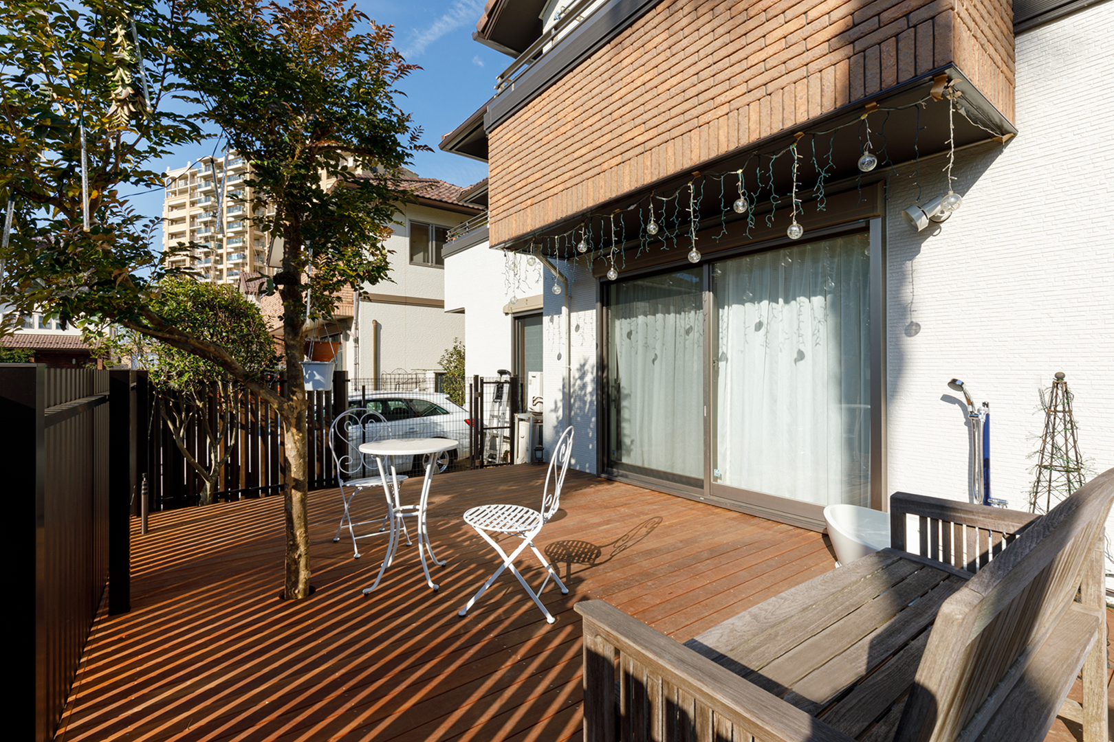 目隠しフェンスのあるウッドデッキ