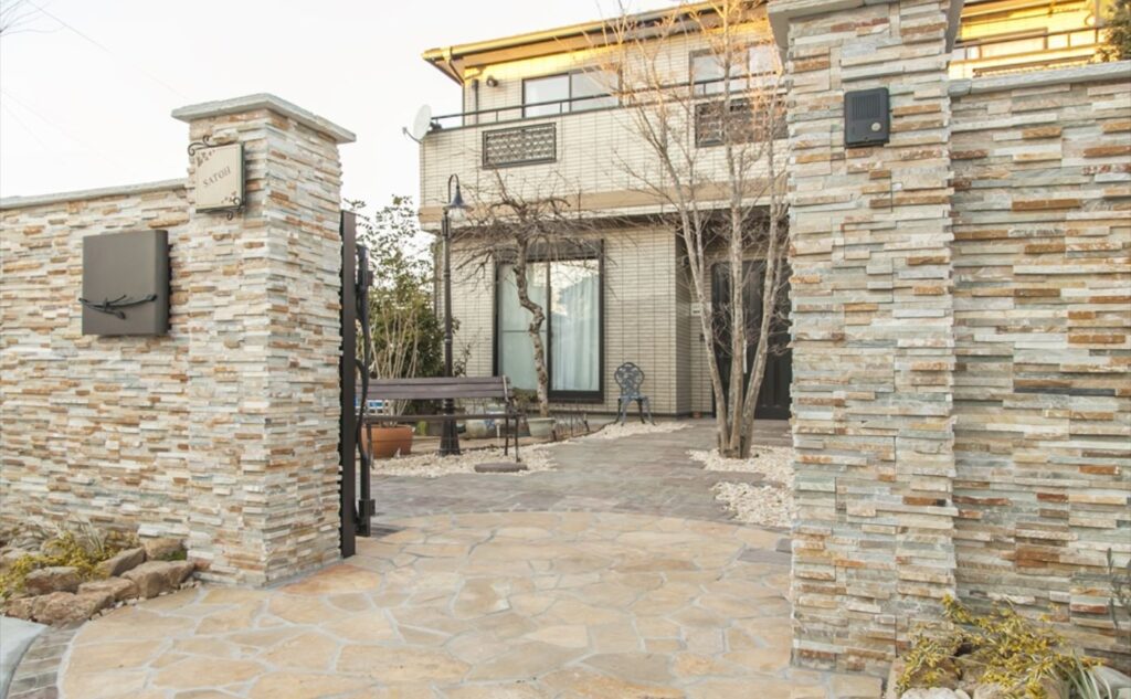 サークル形の乱形石アプローチ施工事例