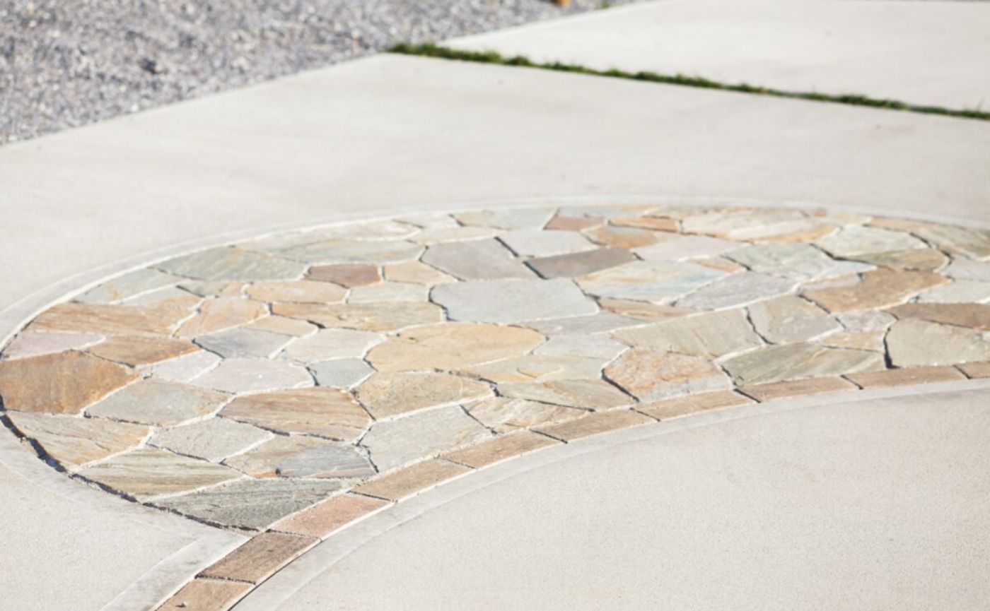 ラウンド形の乱形石アプローチ