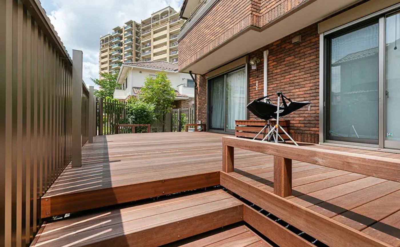 広いウッドデッキ