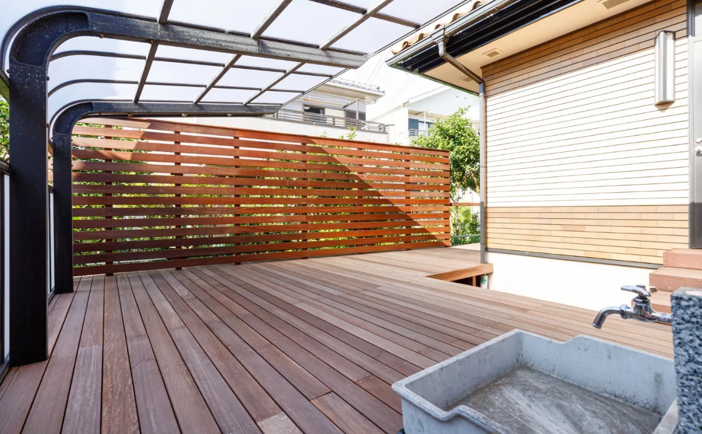 水栓付のウッドデッキ