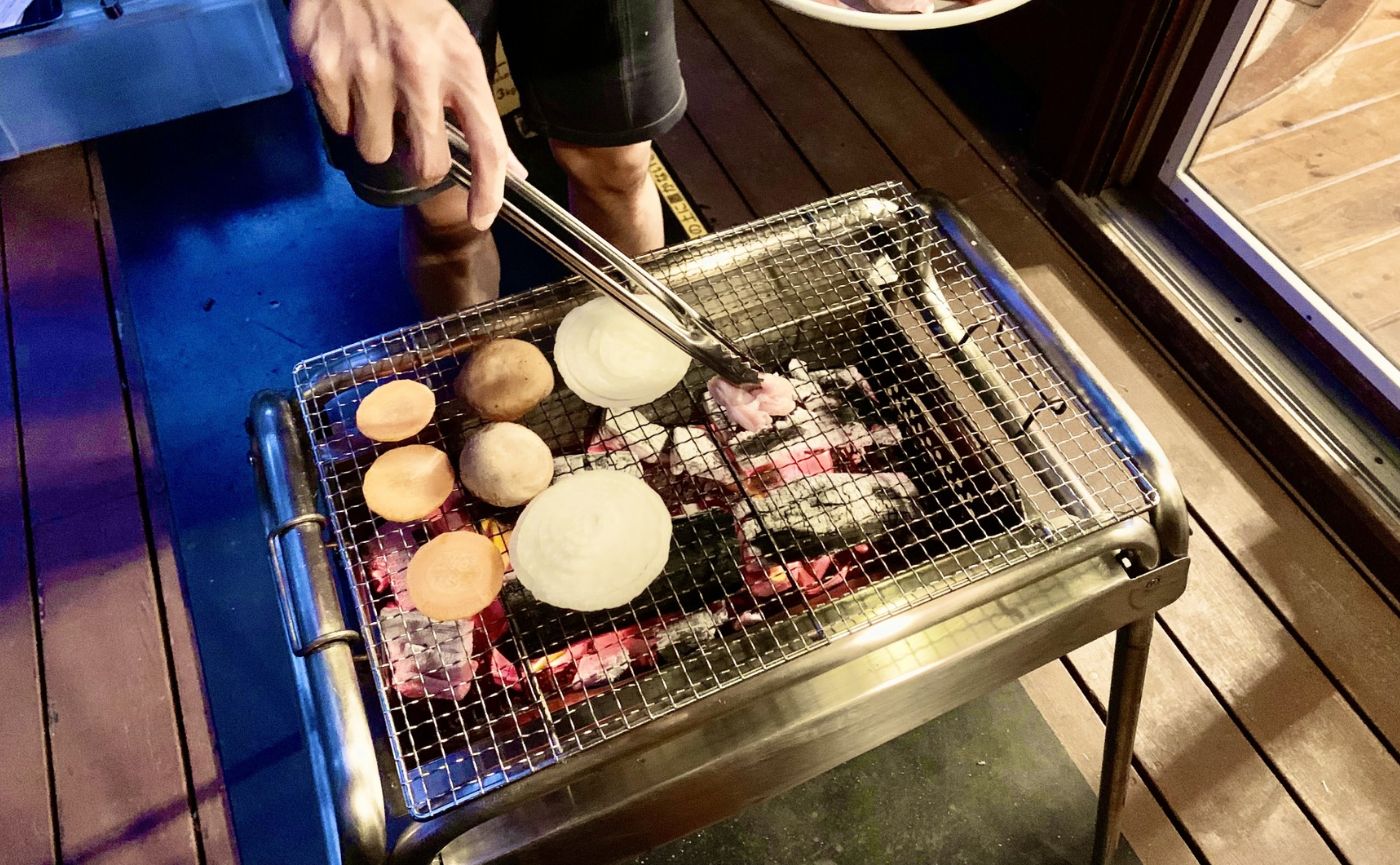 ウッドデッキでバーベキュー