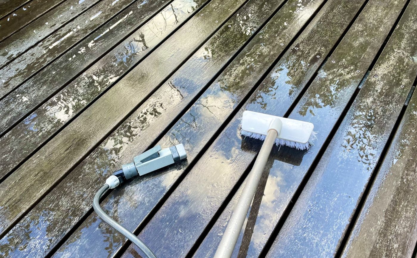 ウッドデッキとデッキブラシ