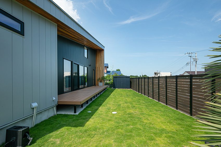 住まいと調和するランド・ガーデンの外構