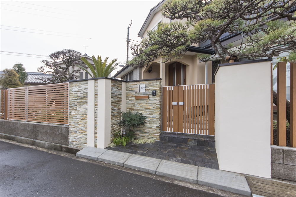 住宅街角地に佇む洗練された和庭園