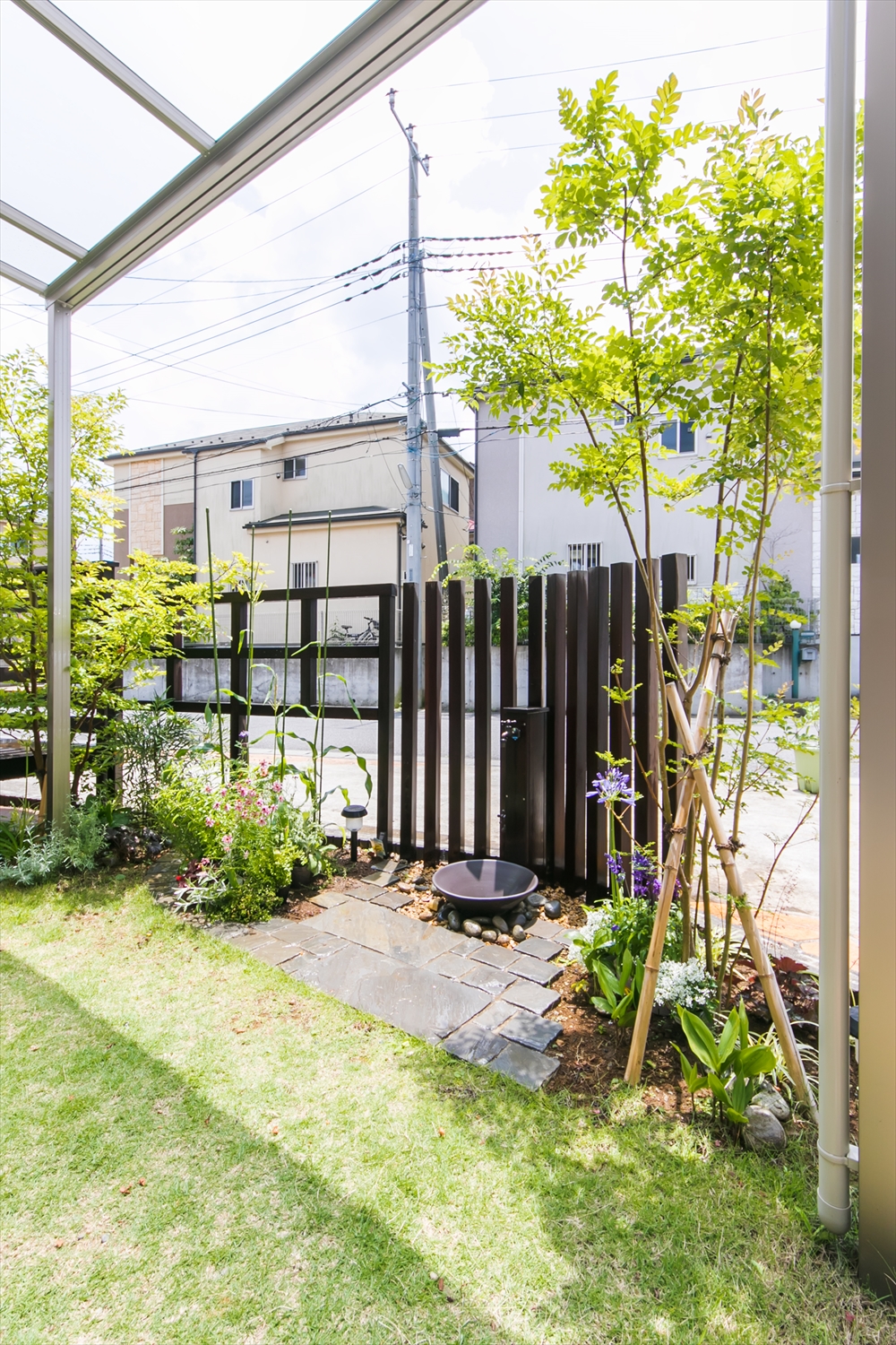 植栽とウッドフェンスでさりげない目隠し ランド ガーデン 千葉県の造園 外構 ガーデニング リガーデン専門 八千代 四街道 佐倉 成田