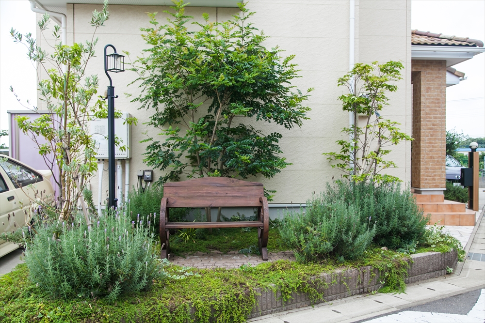 住宅街の一角に佇むスモールガーデン