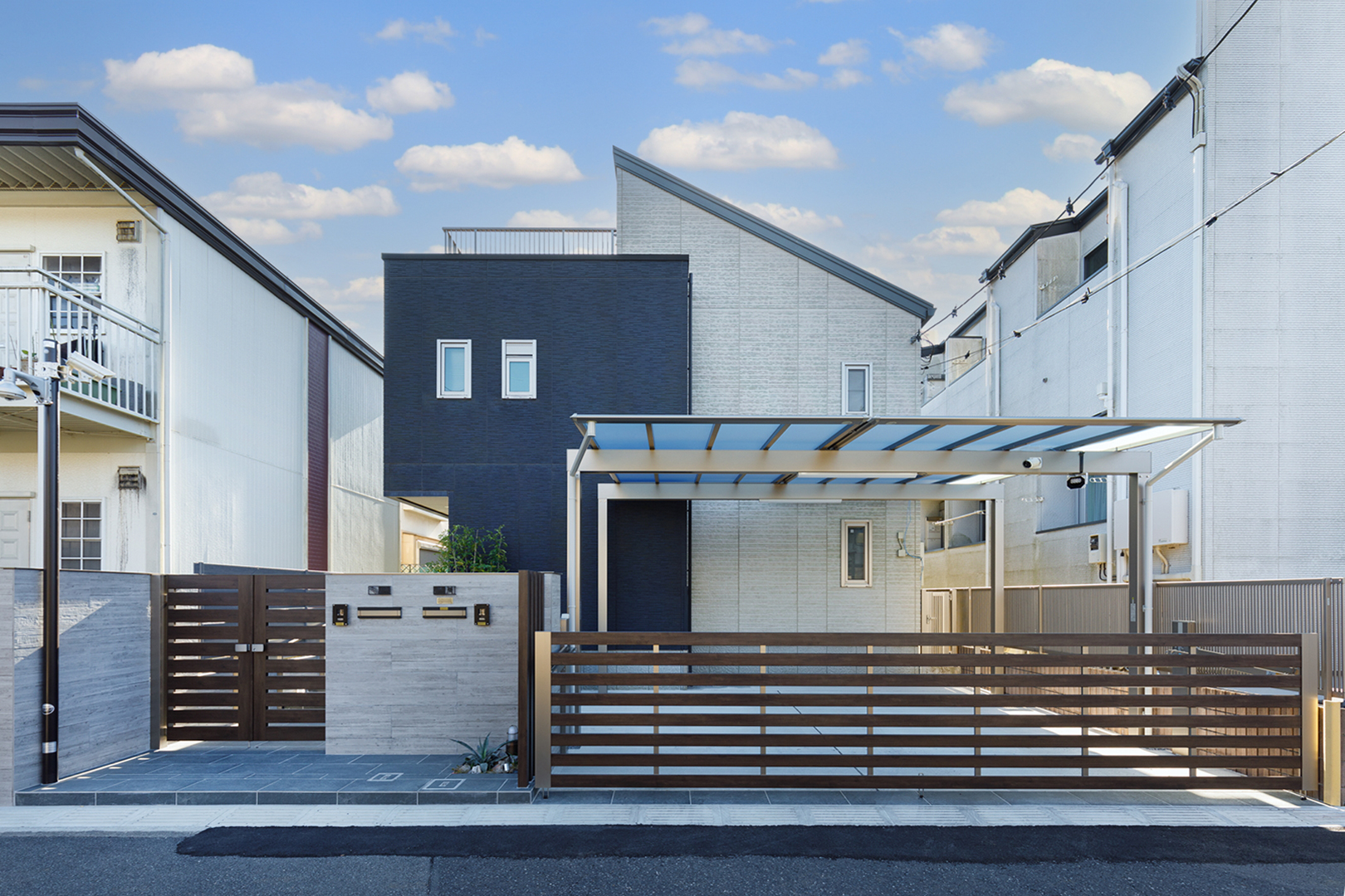 魅せる住まいとの一体感～クローズド外構～