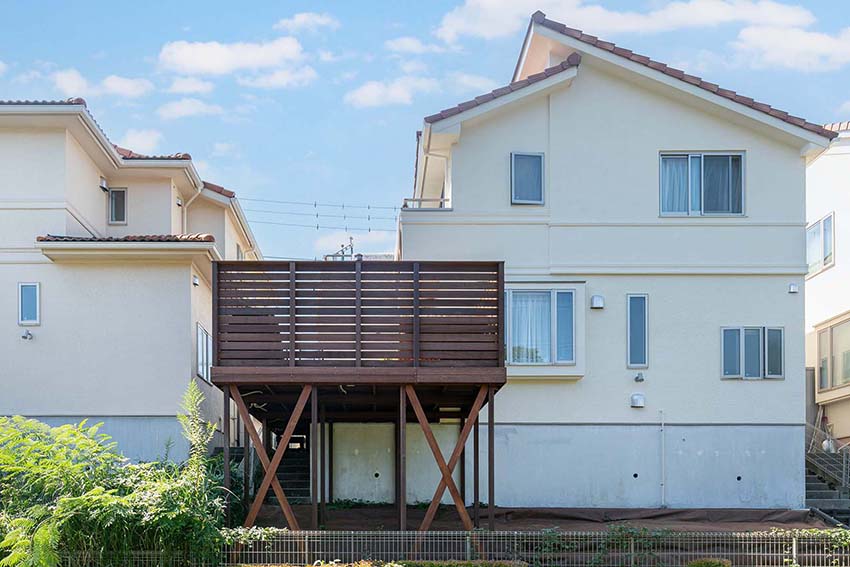 ナチュラルカースペース / 空に伸びるプライベートアウトドアリビング