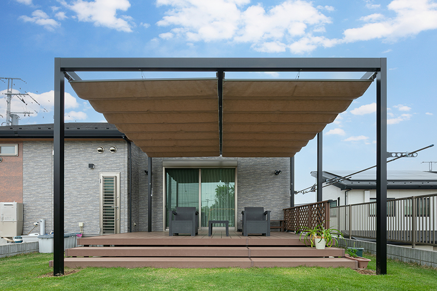 日よけシェードで快適に過ごせるお庭(イメージ)