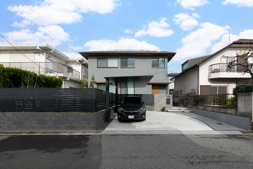 光と影が織りなす、洗練のグレートーン