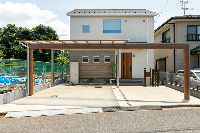 住まいに馴染む、木目調のカースペース