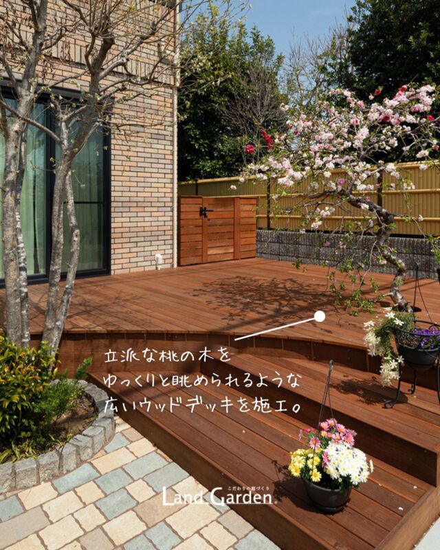 ←タップして他の投稿を見る！ 
【ウリンデッキで叶えるくつろぎの空間】 
 
植栽を少し残しつつメンテナンスが楽になるようにというご希望でしたので、
立派な桃の木をゆっくりと眺められるような広いウッドデッキを施工させていただきました。

造作が得意なウリンを使用することで柔らかな曲線を描く優しい雰囲気のウッドデッキに仕上がっています。ワンちゃんが外に出て遊んでもいいように門扉も設置しています。

床面のインターロッキングでは6色の色を使用することでより一層鮮やかで暖かみのあるお庭になりました。

------------------------------------------ 
【使用建材】
■ウリン材
■水栓：ジラーレW
■ガーデンパンベベル
------------------------------------------ 

住まう人のライフスタイルと調和する
表情豊かなデザインガーデンを創ります。
 
↓プロフィールはこちら
 @land_garden 

🌿内と外が調和する庭づくり🌿 
------------------------------------------
《ランド・ガーデン千葉》
🌱 千葉県四街道市もねの里1-2-18
TEL.043-420-2000
⁡
《ランド・ガーデン八千代》
🌱 千葉県八千代市大和田新田103-34
TEL.047-450-0100

営業時間 9:00 ～ 17:00 （水曜定休）

《施工エリア》
千葉市(若葉区は一部除外・緑区はエリア外)・船橋市・習志野市・八千代市・佐倉市・四街道市・白井市・印西市・酒々井町・富里市・八街市・成田市の一部
------------------------------------------⁡
🟢LINE公式アカウントができました🟢
おともだち追加でお気軽にご相談できます。
▷ 追加はプロフィールのリンク🔗から

#ランドガーデン #landgarden 
#ガーデンリフォーム #デザインガーデン 
#ウッドデッキ #ウリンデッキ  #インターロッキング 
#ガーデンパン #ジラーレ #門扉 #水栓