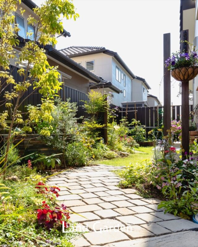 ←タップして他の投稿をみる！
【植物を主役に。和も洋も、心地よく楽しめるプライベートガーデン】

お施主様の「植物を楽しみたい」という想いを大切に、作り込みすぎず、植栽が引き立つようにデザインしました🌿
奥には和の趣、手前はナチュラルな洋風テイスト。雰囲気の異なる2つのお庭を、腰壁でやさしくつなげています。

また、ファサードにはお客様の大切にされていたステンドグラスをウッド門柱に埋め込み、世界にひとつだけの表情に。
植物の魅力を引き立てる、自然体で心地よい空間が完成しました✨

🌿内と外が調和する庭づくり🌿
@land_garden
------------------------------------------
《ランド・ガーデン千葉》
🌱 千葉県四街道市もねの里1-2-18
TEL.043-420-2000
⁡
《ランド・ガーデン八千代》
🌱 千葉県八千代市大和田新田103-34
TEL.047-450-0100

営業時間 9:00 ～ 17:00 （水曜定休）

《施工エリア》
千葉市(若葉区は一部除外・緑区はエリア外)・船橋市・習
志野市・八千代市・佐倉市・四街道市・白井市・印西市
・酒々井町・富里市・八街市・成田市の一部
------------------------------------------⁡

🟢LINE公式アカウントができました🟢
おともだち追加でお気軽にご相談できます。
▷ 追加はプロフィールのリンク🔗から

#ランドガーデン #landgarden
#外構デザイン #ガーデンリフォーム #植物のある暮らし
#ナチュラルガーデン #和モダン外構 #ライティングガーデン
#石張りアプローチ #ステンドグラスのある家
#四街道エクステリア #千葉ガーデン #庭のある暮らし
#注文住宅外構 #ファサードデザイン #庭時間を楽しむ